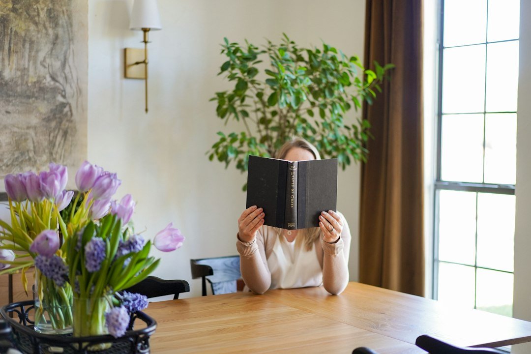 Mulher em um momento tranquilo de leitura e reflexão
